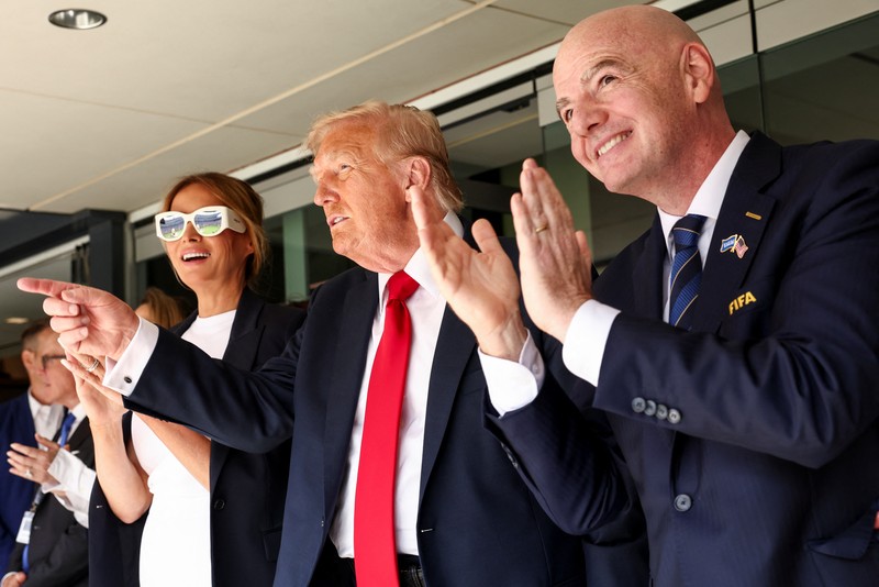 Presiden AS Donald Trump, ibu negara Melania Trump dan presiden FIFA Gianni Infantino menghadiri final Piala Dunia Antarklub FIFA di Stadion MetLife di East Rutherford, New Jersey, AS, 13 Juli 2025. (REUTERS/Kevin Lamarque)