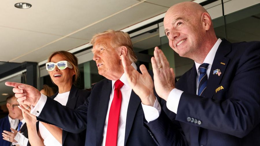 Presiden AS Donald Trump, ibu negara Melania Trump dan presiden FIFA Gianni Infantino menghadiri final Piala Dunia Antarklub FIFA di Stadion MetLife di East Rutherford, New Jersey, AS, 13 Juli 2025. (REUTERS/Kevin Lamarque)