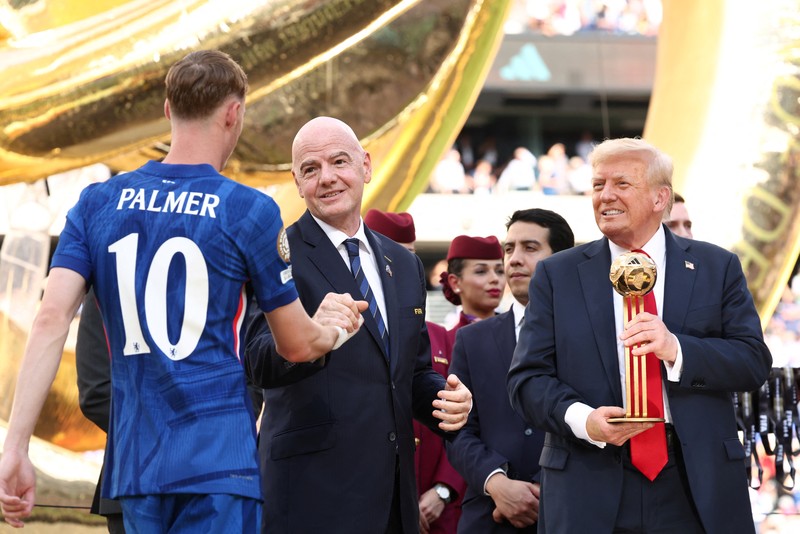 Presiden AS Donald Trump, ibu negara Melania Trump dan presiden FIFA Gianni Infantino menghadiri final Piala Dunia Antarklub FIFA di Stadion MetLife di East Rutherford, New Jersey, AS, 13 Juli 2025. (REUTERS/Kevin Lamarque)