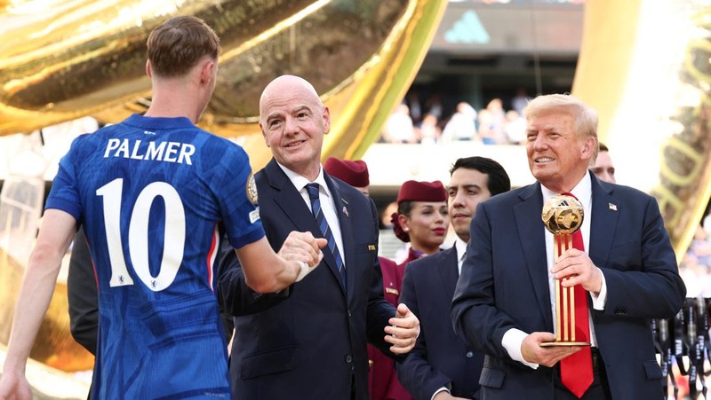 Presiden AS Donald Trump, ibu negara Melania Trump dan presiden FIFA Gianni Infantino menghadiri final Piala Dunia Antarklub FIFA di Stadion MetLife di East Rutherford, New Jersey, AS, 13 Juli 2025. (REUTERS/Kevin Lamarque)