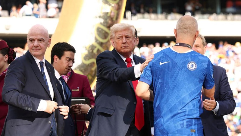 Presiden AS Donald Trump, ibu negara Melania Trump dan presiden FIFA Gianni Infantino menghadiri final Piala Dunia Antarklub FIFA di Stadion MetLife di East Rutherford, New Jersey, AS, 13 Juli 2025. (REUTERS/Kevin Lamarque)
