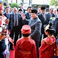 Momen Hangat saat Prabowo Beri Cium & Peluk Gemas Anak RI di Prancis