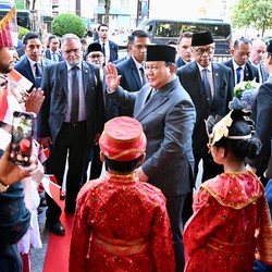 Momen Hangat saat Prabowo Beri Cium & Peluk Gemas Anak RI di Prancis