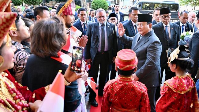 Momen Hangat saat Prabowo Beri Cium dan Peluk Gemas Anak RI di Prancis