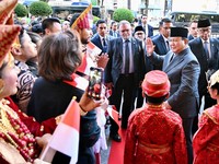 Momen Hangat saat Prabowo Beri Cium & Peluk Gemas Anak RI di Prancis