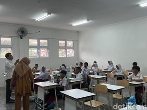Antusias Orang Tua Antarkan Anak ke Sekolah Rakyat di Medan