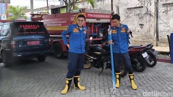 Video: Kata Petugas Damkar di Gresik soal Viral Bantu Warga Usir Ular Gaib