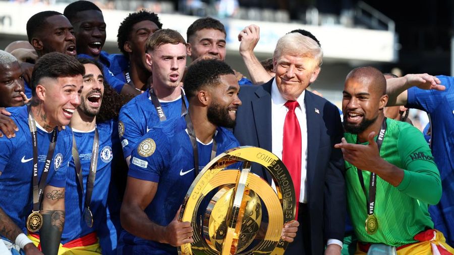 Presiden AS Donald Trump, ibu negara Melania Trump dan presiden FIFA Gianni Infantino menghadiri final Piala Dunia Antarklub FIFA di Stadion MetLife di East Rutherford, New Jersey, AS, 13 Juli 2025. Presiden AS Donald Trump, ibu negara Melania Trump dan presiden FIFA Gianni Infantino menghadiri final Piala Dunia Antarklub FIFA di Stadion MetLife di East Rutherford, New Jersey, AS, 13 Juli 2025. (REUTERS/Kevin Lamarque)
