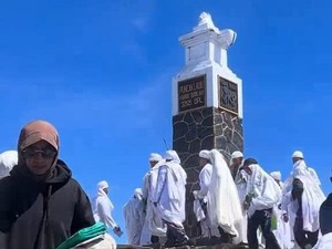 Viral Rombongan Berpakaian Putih-putih Gelar Ritual di Puncak Lawu