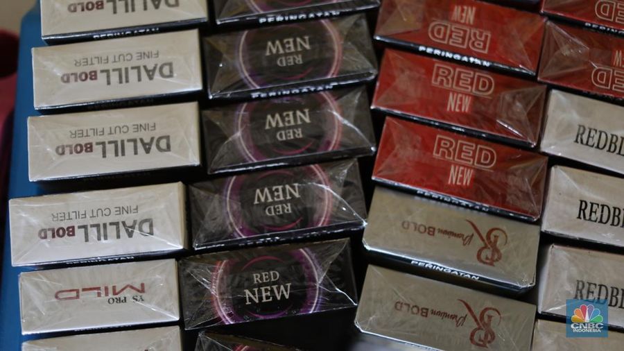 Penjual menunjukkan rokok ilegal yang diperjual belikan di kawasan Jakarta,  Senin (14/7/2025). Peredaran rokok ilegal masih marak di wilayah Jakarta. Sejumlah pedagang menjajakan produk tanpa cukai itu secara terang-terangan di pinggir jalan raya. (CNBC Indonesia/Tri Susilo)
