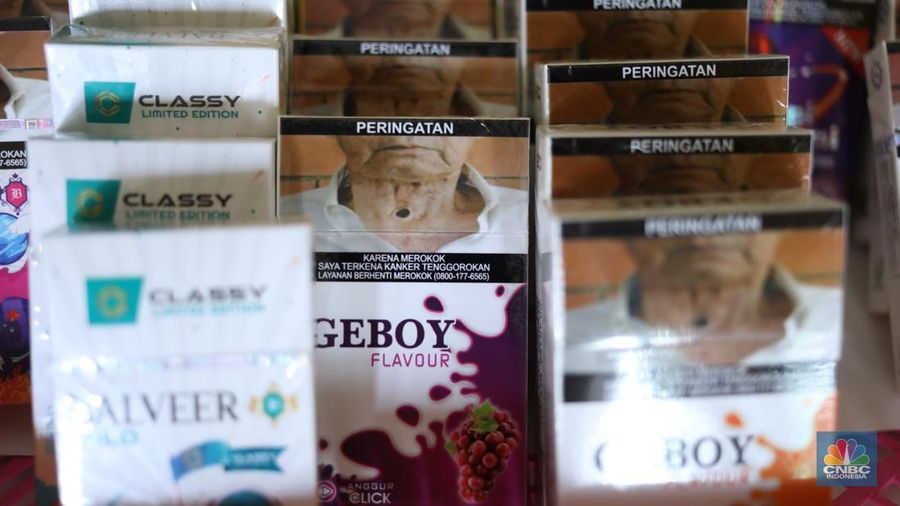 Penjual menunjukkan rokok ilegal yang diperjual belikan di kawasan Jakarta,  Senin (14/7/2025). Peredaran rokok ilegal masih marak di wilayah Jakarta. Sejumlah pedagang menjajakan produk tanpa cukai itu secara terang-terangan di pinggir jalan raya. (CNBC Indonesia/Tri Susilo)