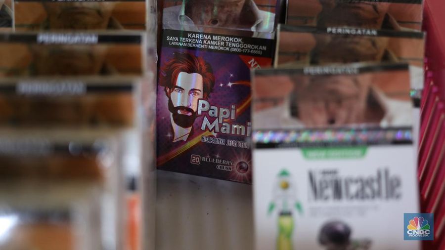Penjual menunjukkan rokok ilegal yang diperjual belikan di kawasan Jakarta, Senin (14/7/2025). Peredaran rokok ilegal masih marak di wilayah Jakarta. Sejumlah pedagang menjajakan produk tanpa cukai itu secara terang-terangan di pinggir jalan raya. (CNBC Indonesia/Tri Susilo)