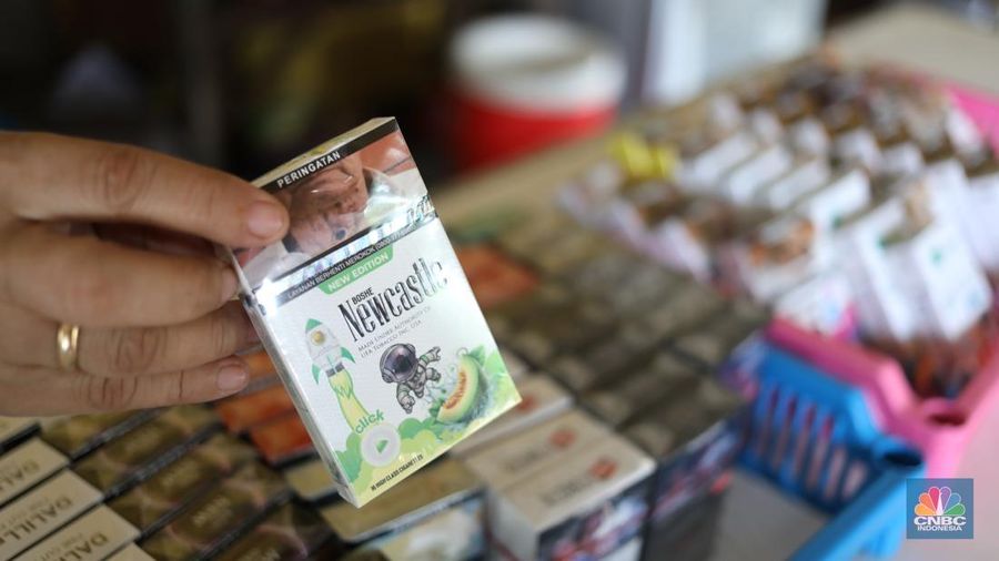 Penjual menunjukkan rokok ilegal yang diperjual belikan di kawasan Jakarta,  Senin (14/7/2025). Peredaran rokok ilegal masih marak di wilayah Jakarta. Sejumlah pedagang menjajakan produk tanpa cukai itu secara terang-terangan di pinggir jalan raya. (CNBC Indonesia/Tri Susilo)