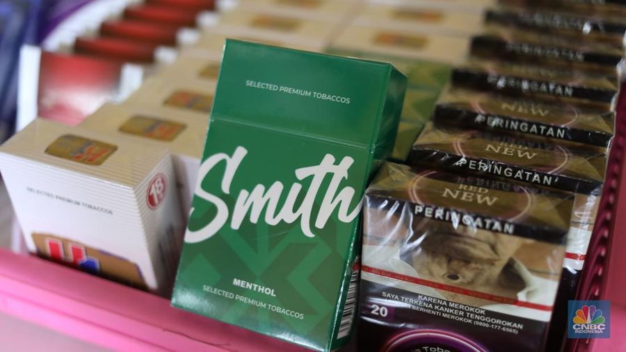 Penjual menunjukkan rokok ilegal yang diperjual belikan di kawasan Jakarta,  Senin (14/7/2025). Peredaran rokok ilegal masih marak di wilayah Jakarta. Sejumlah pedagang menjajakan produk tanpa cukai itu secara terang-terangan di pinggir jalan raya. (CNBC Indonesia/Tri Susilo)