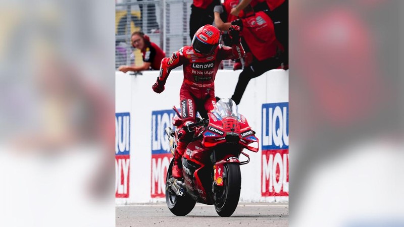 Marc Marquez merayakan kemenangan di MotoGP Jerman dengan selebrasi pacu jalur yang diviralkan oleh anak asal Indonesia, Rayyan Arkhan Dika. (Instagram/marcmarquez93)