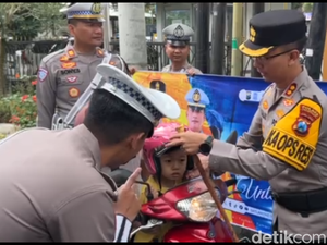 Operasi Patuh Semeru, Satlantas Trenggalek Bagi-bagi Helm Gratis