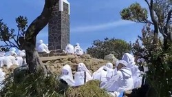 7 Fakta Viral Rombongan Berbusana Putih Ritual di Puncak Lawu