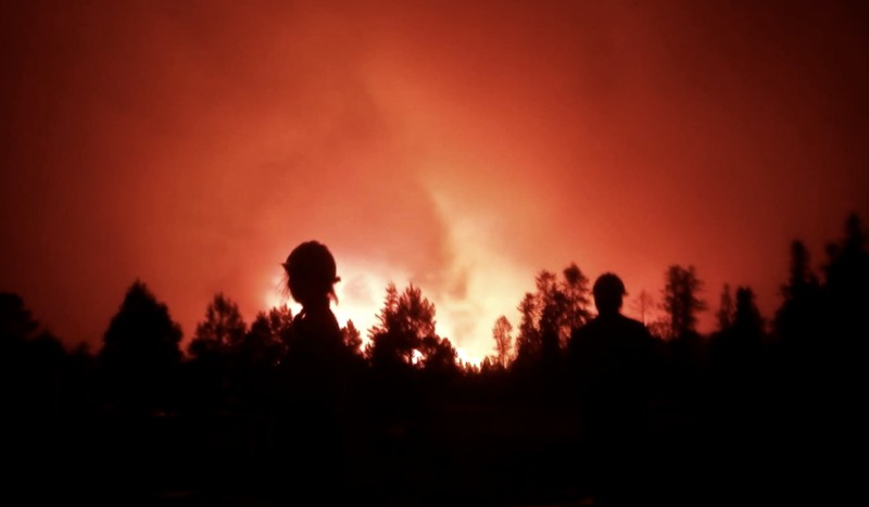 Petugas pemadam kebakaran dan kendaraan darurat diposisikan di depan Kebakaran Dragon Bravo di Grand Canyon, Arizona, AS dalam gambar yang dirilis 13 Juli 2025. Petugas pemadam kebakaran dan kendaraan darurat diposisikan di depan Kebakaran Dragon Bravo di Grand Canyon, Arizona, AS dalam gambar yang dirilis 13 Juli 2025. (National Park Service/Handout via REUTERS)