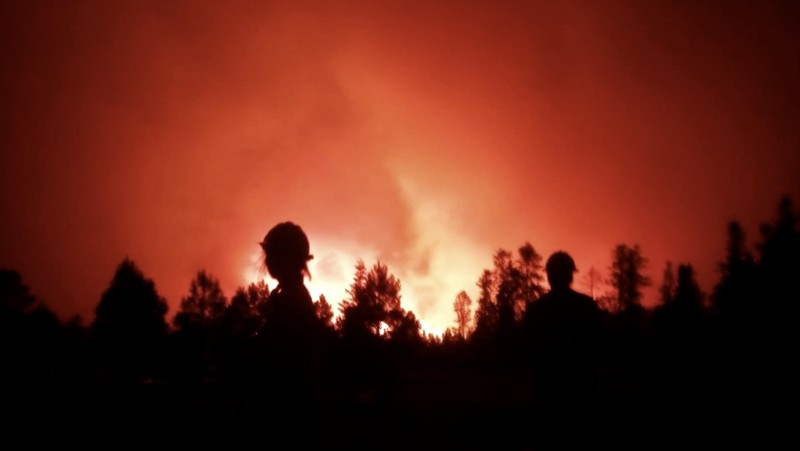 Petugas pemadam kebakaran dan kendaraan darurat diposisikan di depan Kebakaran Dragon Bravo di Grand Canyon, Arizona, AS dalam gambar yang dirilis 13 Juli 2025. (National Park Service/Handout via REUTERS)