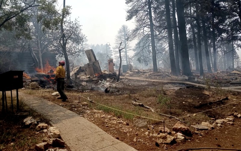 Petugas pemadam kebakaran dan kendaraan darurat diposisikan di depan Kebakaran Dragon Bravo di Grand Canyon, Arizona, AS dalam gambar yang dirilis 13 Juli 2025. Petugas pemadam kebakaran dan kendaraan darurat diposisikan di depan Kebakaran Dragon Bravo di Grand Canyon, Arizona, AS dalam gambar yang dirilis 13 Juli 2025. (National Park Service/Handout via REUTERS)
