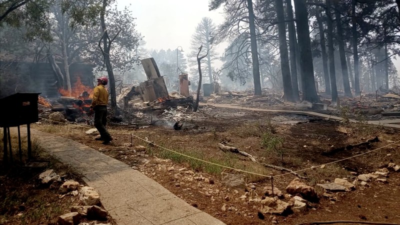 Petugas pemadam kebakaran dan kendaraan darurat diposisikan di depan Kebakaran Dragon Bravo di Grand Canyon, Arizona, AS dalam gambar yang dirilis 13 Juli 2025. (National Park Service/Handout via REUTERS)