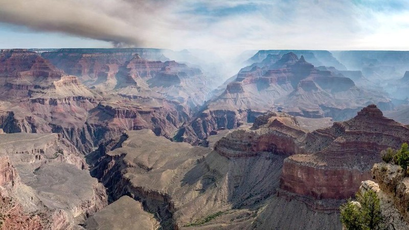 Petugas pemadam kebakaran dan kendaraan darurat diposisikan di depan Kebakaran Dragon Bravo di Grand Canyon, Arizona, AS dalam gambar yang dirilis 13 Juli 2025. (National Park Service/Handout via REUTERS)