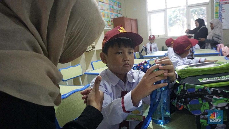 Siswa mengikuti Masa Pengenalan Lingkungan Sekolah (MPLS) 2025 Sekolah Dasar Islam Terpadu SDIT Baitussalam, Bogor, Jawa Barat, Senin, (14/7/2025). (CNBC Indonesia/Muhammad Sabki)