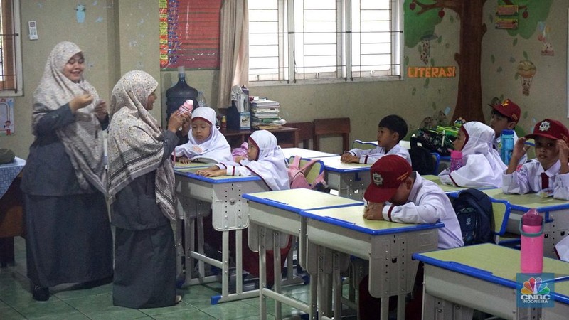 Siswa mengikuti Masa Pengenalan Lingkungan Sekolah (MPLS) 2025 Sekolah Dasar Islam Terpadu SDIT Baitussalam, Bogor, Jawa Barat, Senin, (14/7/2025). (CNBC Indonesia/Muhammad Sabki)