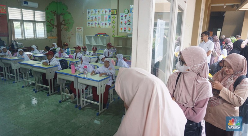 Siswa mengikuti Masa Pengenalan Lingkungan Sekolah (MPLS) 2025 Sekolah Dasar Islam Terpadu SDIT Baitussalam, Bogor, Jawa Barat, Senin, (14/7/2025). Siswa mengikuti Masa Pengenalan Lingkungan Sekolah (MPLS) 2025 Sekolah Dasar Islam Terpadu SDIT Baitussalam, Bogor, Jawa Barat, Senin, (14/7/2025). (CNBC Indonesia/Muhammad Sabki)