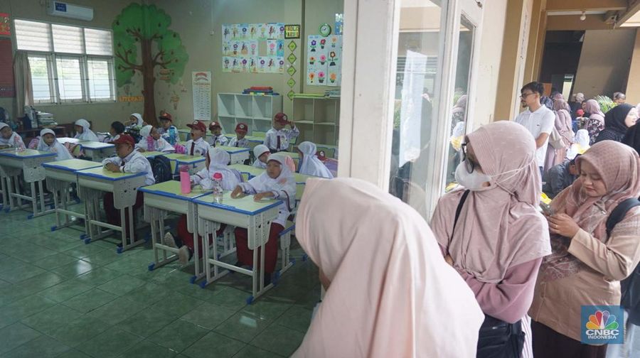 Siswa mengikuti Masa Pengenalan Lingkungan Sekolah (MPLS) 2025 Sekolah Dasar Islam Terpadu SDIT Baitussalam, Bogor, Jawa Barat, Senin, (14/7/2025). (CNBC Indonesia/Muhammad Sabki)