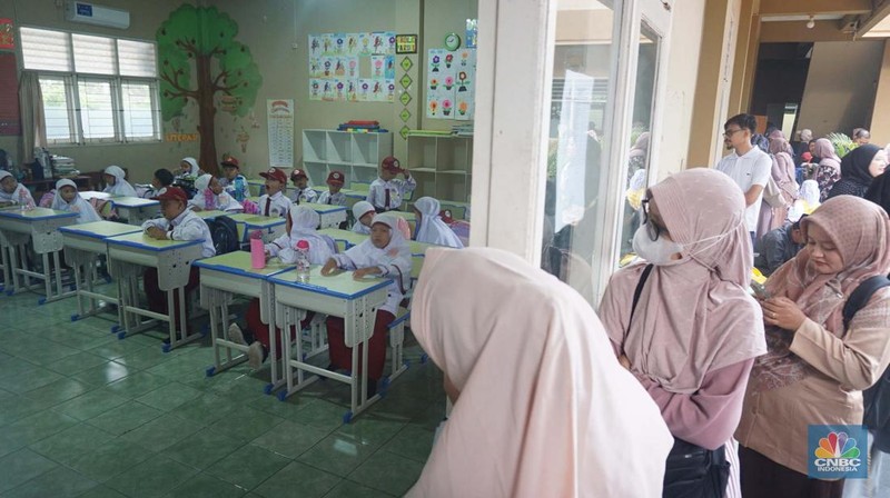 Siswa mengikuti Masa Pengenalan Lingkungan Sekolah (MPLS) 2025 Sekolah Dasar Islam Terpadu SDIT Baitussalam, Bogor, Jawa Barat, Senin, (14/7/2025). (CNBC Indonesia/Muhammad Sabki)