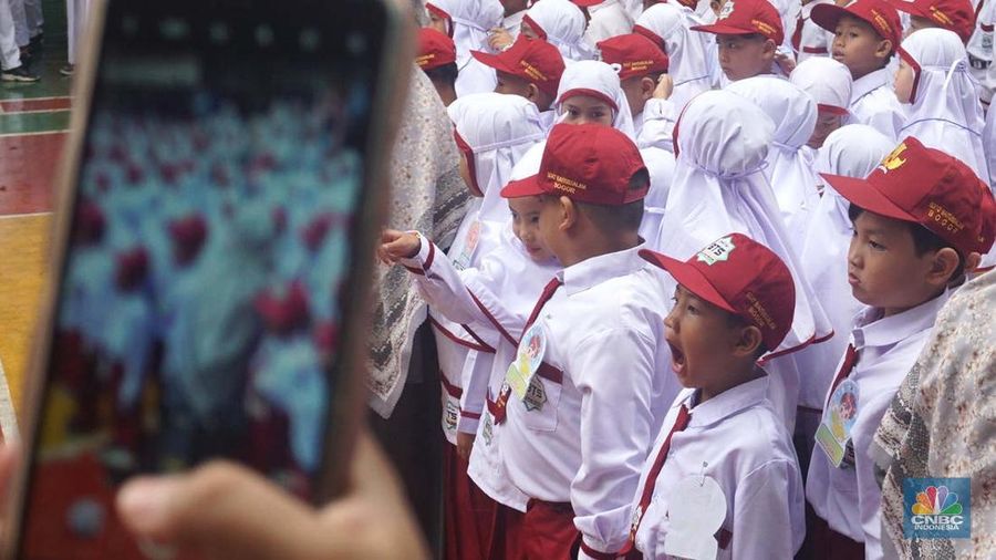 Siswa mengikuti Masa Pengenalan Lingkungan Sekolah (MPLS) 2025 Sekolah Dasar Islam Terpadu SDIT Baitussalam, Bogor, Jawa Barat, Senin, (14/7/2025). (CNBC Indonesia/Muhammad Sabki)