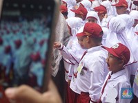 Siswa mengikuti Masa Pengenalan Lingkungan Sekolah (MPLS) 2025 Sekolah Dasar Islam Terpadu SDIT Baitussalam, Bogor, Jawa Barat, Senin, (14/7/2025). (CNBC Indonesia/Muhammad Sabki)