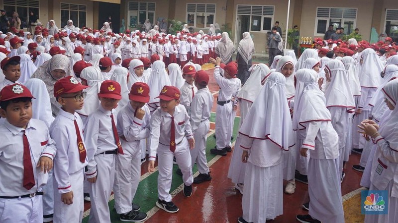Siswa mengikuti Masa Pengenalan Lingkungan Sekolah (MPLS) 2025 Sekolah Dasar Islam Terpadu SDIT Baitussalam, Bogor, Jawa Barat, Senin, (14/7/2025). (CNBC Indonesia/Muhammad Sabki)