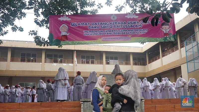 Siswa mengikuti Masa Pengenalan Lingkungan Sekolah (MPLS) 2025 Sekolah Dasar Islam Terpadu SDIT Baitussalam, Bogor, Jawa Barat, Senin, (14/7/2025). (CNBC Indonesia/Muhammad Sabki)