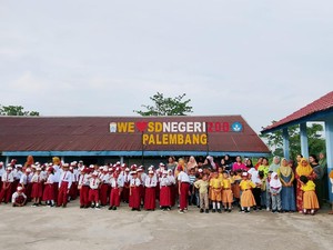 Cegah Aksi Rebutan Kursi, Guru SD 200 Palembang Atur Posisi Duduk Siswa