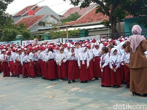 Momen Haru dan Lucu Warnai Hari Pertama Sekolah di Cirebon dan Kuningan