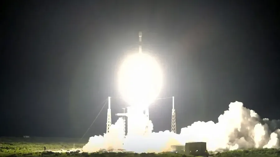 SpaceX meluncurkan satelit misterius ke orbit transfer geostasioner dari Space Coast, Florida, Minggu pagi (13/7/2025). (Dok. SpaceX)