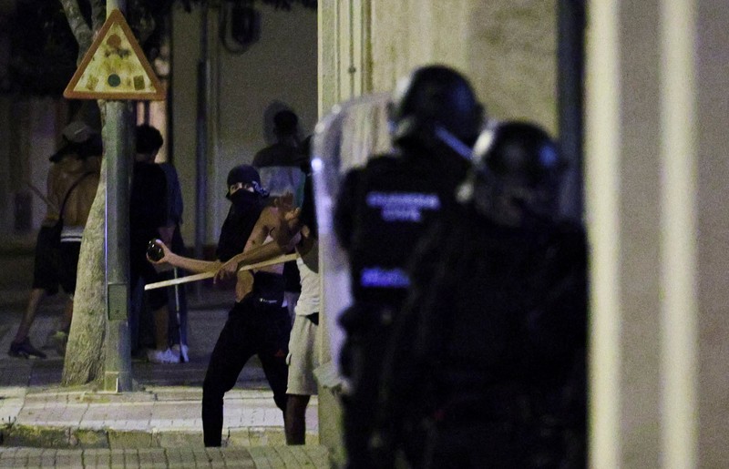 SPAIN-VIOLENCE/RACISM Kerusuhan anti-migran menyusul serangan terhadap seorang pria lanjut usia oleh penyerang tak dikenal awal pekan ini, di Torre Pacheco, Spanyol, 13 Juli 2025. REUTERS/Violeta Santos Moura