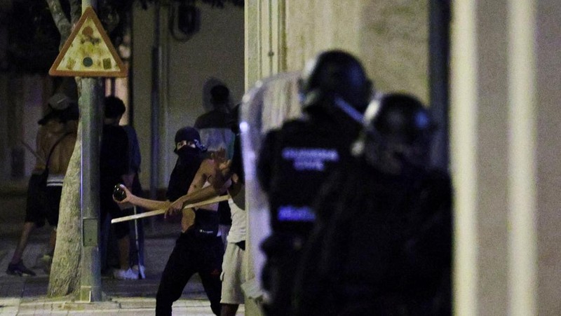Kerusuhan anti-migran menyusul serangan terhadap seorang pria lanjut usia oleh penyerang tak dikenal awal pekan ini, di Torre Pacheco, Spanyol, 13 Juli 2025. REUTERS/Violeta Santos Moura