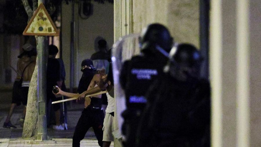 SPAIN-VIOLENCE/RACISM Kerusuhan anti-migran menyusul serangan terhadap seorang pria lanjut usia oleh penyerang tak dikenal awal pekan ini, di Torre Pacheco, Spanyol, 13 Juli 2025. REUTERS/Violeta Santos Moura