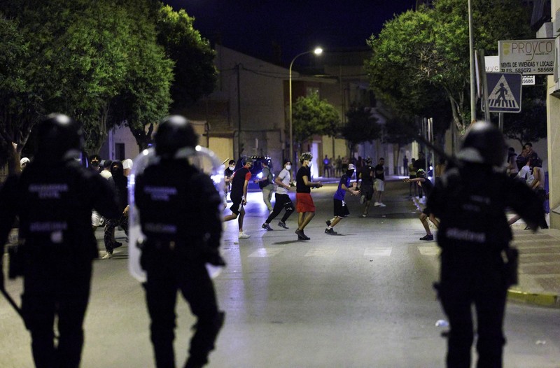 SPAIN-VIOLENCE/RACISM Kerusuhan anti-migran menyusul serangan terhadap seorang pria lanjut usia oleh penyerang tak dikenal awal pekan ini, di Torre Pacheco, Spanyol, 13 Juli 2025. REUTERS/Violeta Santos Moura