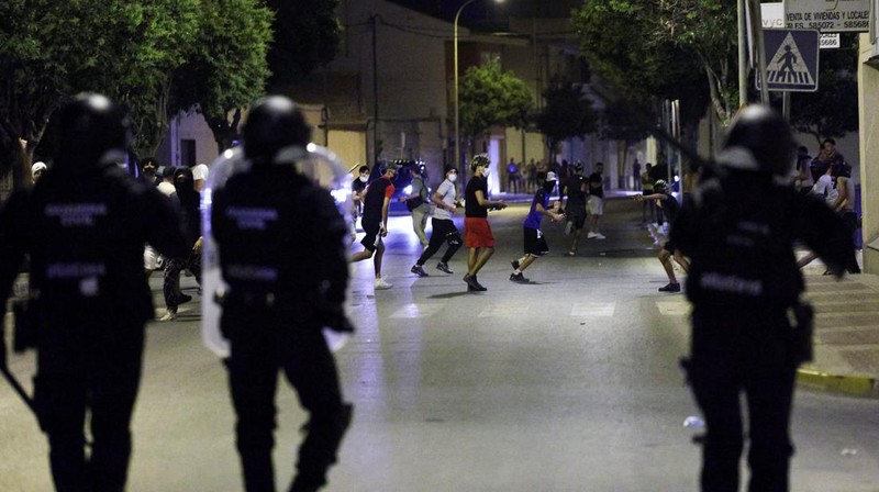 Kerusuhan anti-migran menyusul serangan terhadap seorang pria lanjut usia oleh penyerang tak dikenal awal pekan ini, di Torre Pacheco, Spanyol, 13 Juli 2025. REUTERS/Violeta Santos Moura