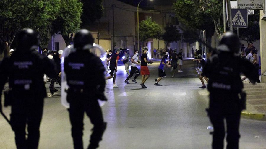 SPAIN-VIOLENCE/RACISM Kerusuhan anti-migran menyusul serangan terhadap seorang pria lanjut usia oleh penyerang tak dikenal awal pekan ini, di Torre Pacheco, Spanyol, 13 Juli 2025. REUTERS/Violeta Santos Moura