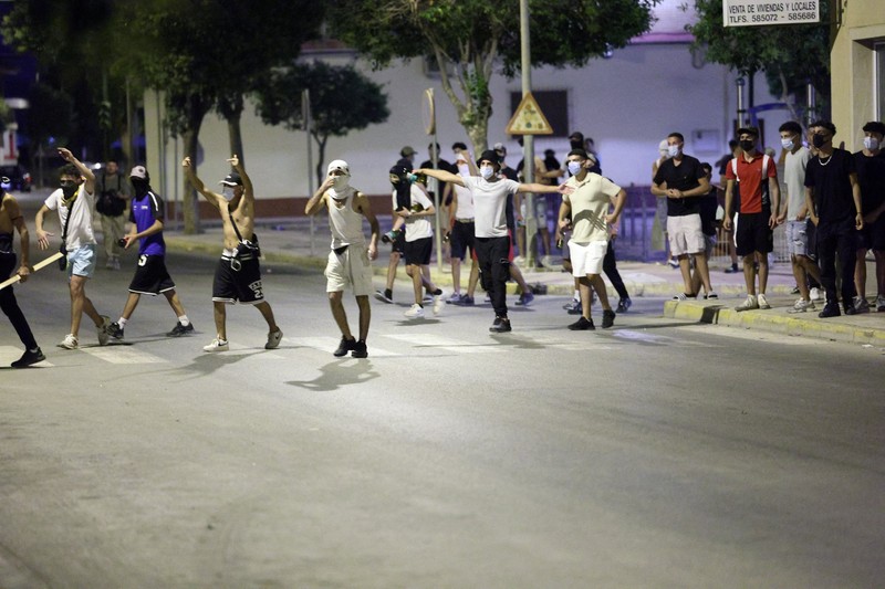 SPAIN-VIOLENCE/RACISM Kerusuhan anti-migran menyusul serangan terhadap seorang pria lanjut usia oleh penyerang tak dikenal awal pekan ini, di Torre Pacheco, Spanyol, 13 Juli 2025. REUTERS/Violeta Santos Moura