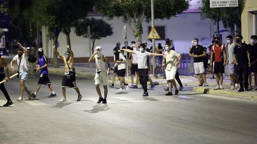 SPAIN-VIOLENCE/RACISM Kerusuhan anti-migran menyusul serangan terhadap seorang pria lanjut usia oleh penyerang tak dikenal awal pekan ini, di Torre Pacheco, Spanyol, 13 Juli 2025. REUTERS/Violeta Santos Moura