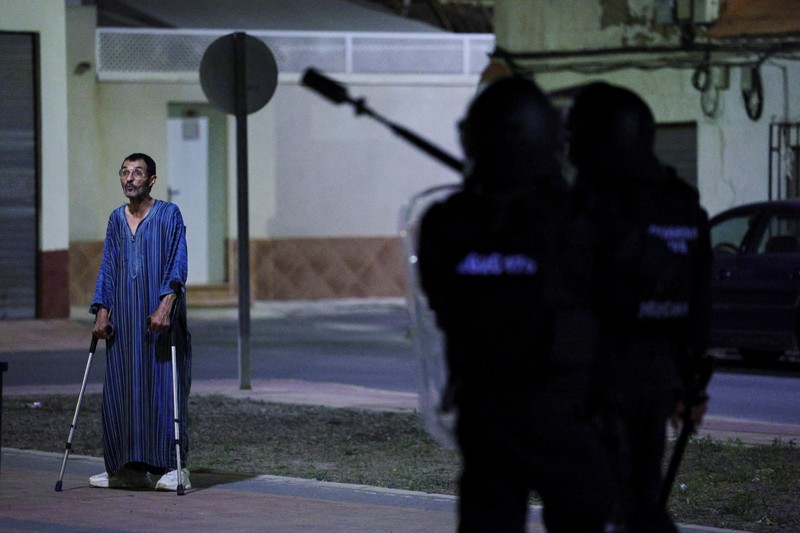 SPAIN-VIOLENCE/RACISM Kerusuhan anti-migran menyusul serangan terhadap seorang pria lanjut usia oleh penyerang tak dikenal awal pekan ini, di Torre Pacheco, Spanyol, 13 Juli 2025. REUTERS/Violeta Santos Moura
