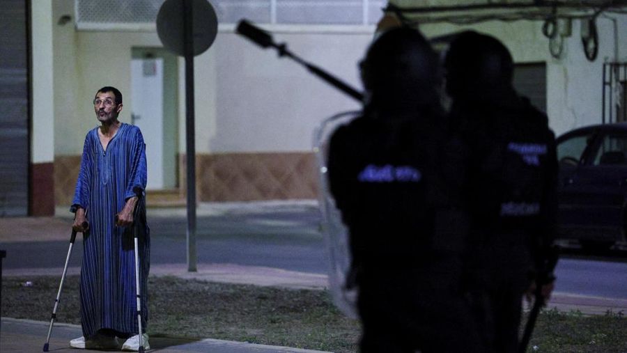 SPAIN-VIOLENCE/RACISM Kerusuhan anti-migran menyusul serangan terhadap seorang pria lanjut usia oleh penyerang tak dikenal awal pekan ini, di Torre Pacheco, Spanyol, 13 Juli 2025. REUTERS/Violeta Santos Moura