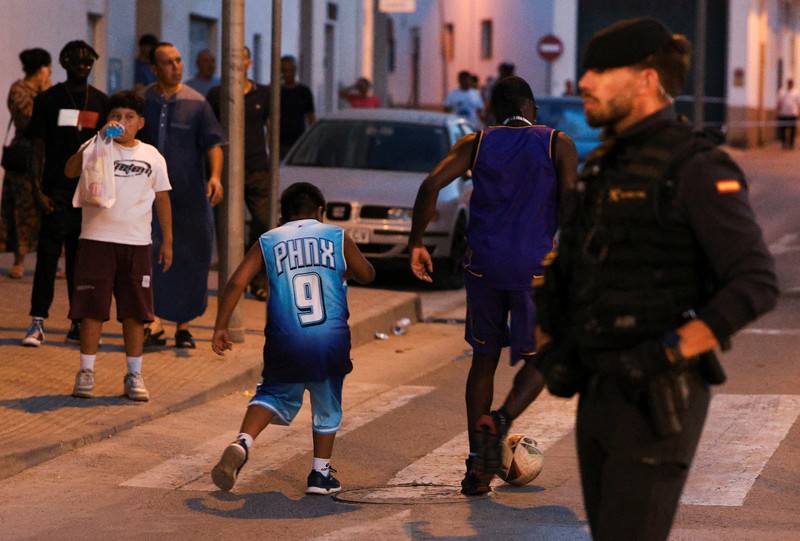 SPAIN-VIOLENCE/RACISM Kerusuhan anti-migran menyusul serangan terhadap seorang pria lanjut usia oleh penyerang tak dikenal awal pekan ini, di Torre Pacheco, Spanyol, 13 Juli 2025. REUTERS/Violeta Santos Moura