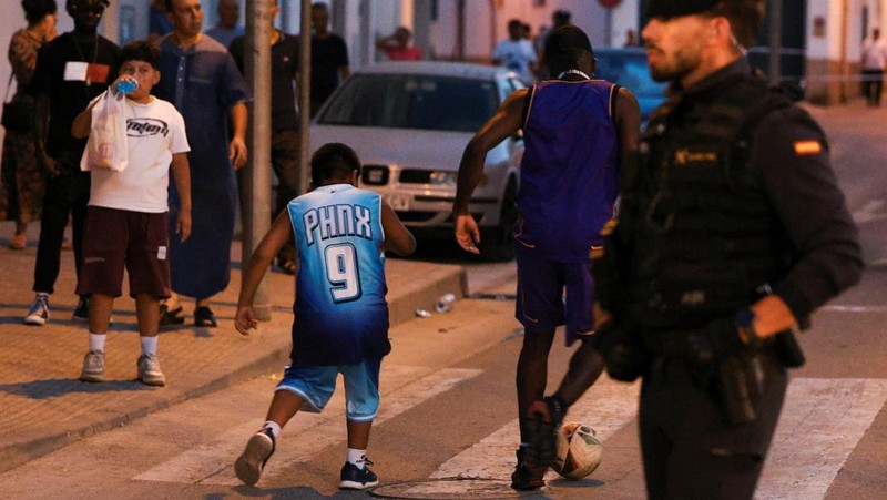 Kerusuhan anti-migran menyusul serangan terhadap seorang pria lanjut usia oleh penyerang tak dikenal awal pekan ini, di Torre Pacheco, Spanyol, 13 Juli 2025. REUTERS/Violeta Santos Moura